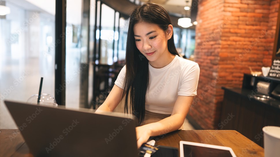 文系出身・未経験からIT業界へ挑戦するビジネスパーソンのイメージ。