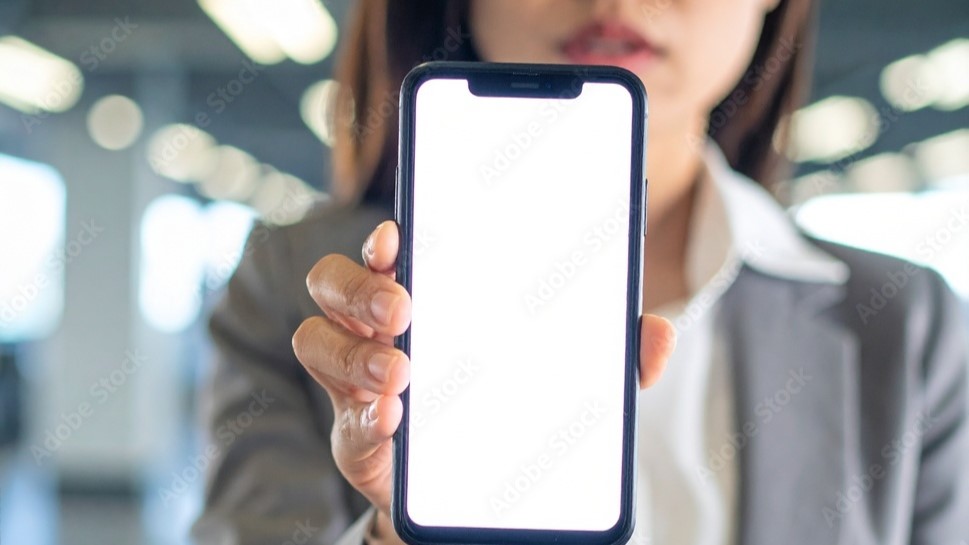 退職代行を使うべきか悩むビジネスパーソンのイメージ。正しい判断基準を考える場面。